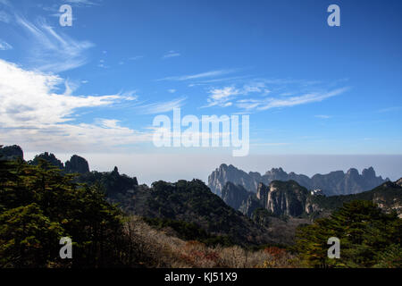 Vue de dessus sur la montagne jaune à la recherche sur la vallée avec ciel bleu et nuages blancs en Chine Banque D'Images