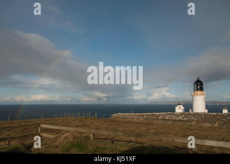 Dunnett Head Light House - Lever du soleil tôt le matin et la lumière dans l'automne Banque D'Images