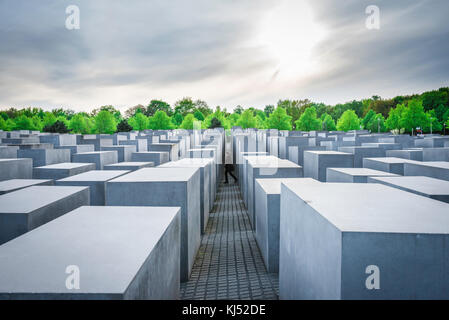 Mémorial de l'Holocauste de Berlin, une marche entre les blocs de pierre massifs qui composent le mémorial de l'Holocauste dans la région de Mitte, Berlin, Allemagne Banque D'Images