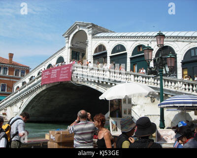 Le Ponte di Rialto est un pont en arc de pierre historique à Venise, en Italie, reliant les quartiers de San Marco et San Polo, un monument de l'architecture et de l'histoire vénitiennes. Banque D'Images