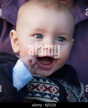 Baby Boy, environ six mois, riant joyeusement dans close-up PARUTION MODÈLE Banque D'Images