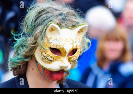 Interprète masculin portant un masque de chat en porcelaine dans le carnaval de l'Edinburgh Jazz and Blues Festival sur le monticule à Princes Street Banque D'Images