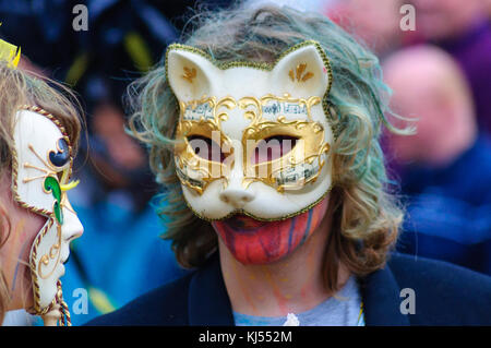 Interprète masculin portant un masque de chat en porcelaine dans le carnaval de l'Edinburgh Jazz and Blues Festival sur le monticule à Princes Street Banque D'Images