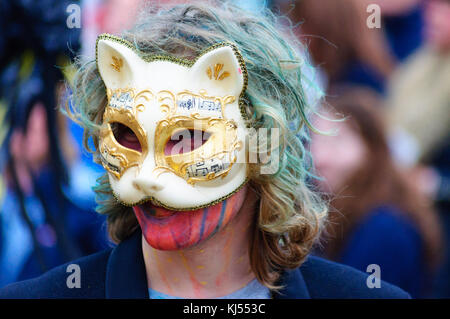 Interprète masculin portant un masque de chat en porcelaine dans le carnaval de l'Edinburgh Jazz and Blues Festival sur le monticule à Princes Street Banque D'Images