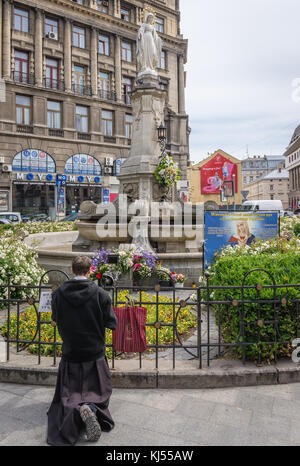 Statue de la Vierge Marie sur une place Mickiewicz sur la vieille ville de Lviv, la plus grande ville de l'ouest de l'Ukraine Banque D'Images