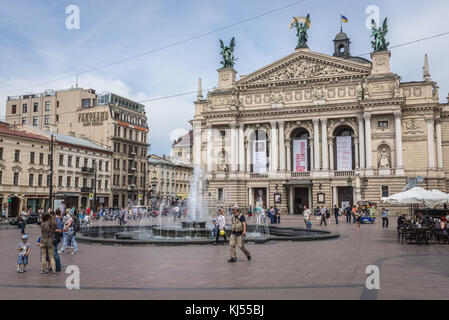 Le Solomiya Kruhelnytska Lviv Théâtre académique d'Etat d'Opéra et de Ballet sur la vieille ville de Lviv, la plus grande ville de l'ouest de l'Ukraine Banque D'Images