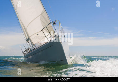 Close up de bateau à voile, bateau à voile ou yacht en mer sur journée d'été avec ciel bleu Banque D'Images