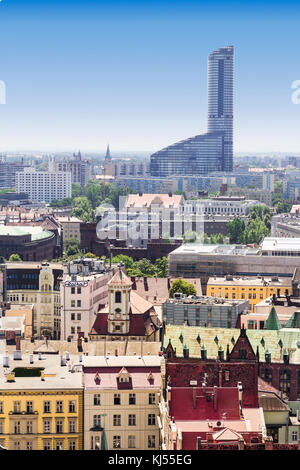 Sites touristiques de Pologne. wroclaw old town et la plus haute skyscrapper en pologne - Sky tower. Banque D'Images