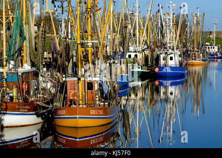 Bateaux de pêche dans le port, Greetsiel, Mer du Nord, Basse-Saxe, Allemagne Banque D'Images