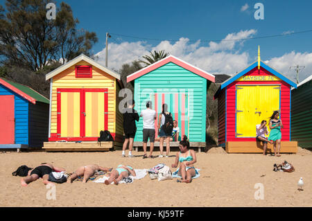 Boîtes de baignade de l'époque victorienne sur la plage, de la rue Dendy à Brighton, sur la baie de Port Phillip, Melbourne Banque D'Images