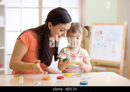 Jouer avec mère enfant fille Banque D'Images