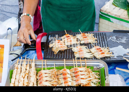 Chiang Mai, Thaïlande - 21 août : cuisiniers du vendeur à le marché du dimanche (walking street) le 21 août 2016 à Chiang Mai, Thaïlande. Banque D'Images