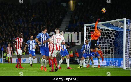 Maty Ryan de conseils de Brighton le ballon au-dessus de la barre d'un Ryan Shawcross de coupe pendant le premier match de championnat entre Brighton et Hove Albion et de Stoke City à l'American Express Community Stadium à Brighton et Hove. 20 Nov 2017. *** EDITORIAL UTILISEZ UNIQUEMENT *** FA Premier League et Ligue de football images sont soumis à licence DataCo voir www.football-dataco.com Banque D'Images