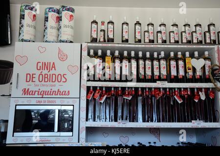 Bouteilles de liqueur de cerise aigre boisson traditionnelle portugaise à vendre Lisbonne Portugal Banque D'Images