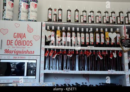 Bouteilles de liqueur de cerise aigre boisson traditionnelle portugaise à vendre Lisbonne Portugal Banque D'Images