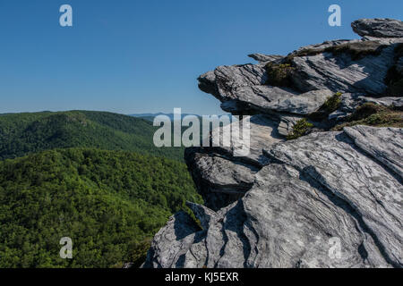 Affleurement rocheux au-dessus de montagnes Blue Ridge à linville gorge Banque D'Images