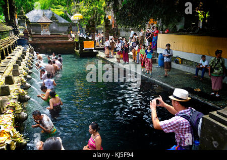 Un hindou, Tirta Empul Printemps saint temple de l'eau situé près de la ville de Bali Tampaksiring où les fidèles viennent pour la purification Banque D'Images