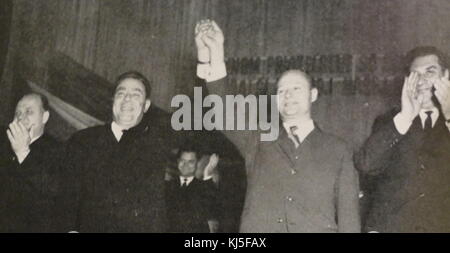 Photographie de Leonid Brejnev (1906-1982) le Secrétaire Général du Comité central du Parti communiste de l'Union soviétique, avec Alexander Dubcek (1921-1992) un homme politique slovaque et bref Chef de la Tchécoslovaquie. En date du 20e siècle Banque D'Images