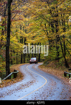 Voiture roulant sur une route sinueuse, Massachusetts, USA. Banque D'Images