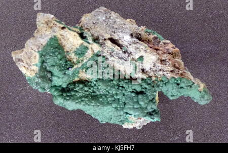 Un échantillon de la malachite, un carbonate hydroxide de cuivre minéral. En date du 20e siècle Banque D'Images