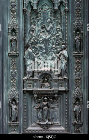 Portail principal de bronze par Augusto Passaglia, la cathédrale Santa Maria del Fiore, Florence, Italie Banque D'Images