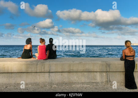 Les gens sur le Malecon, La Havane Banque D'Images