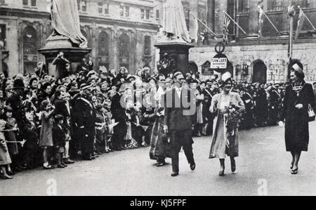 Photographie du roi George VI (1895-1952) et la reine Elizabeth la Reine Mère (1900-2002) marche à travers les rues de Londres. En date du 20e siècle Banque D'Images