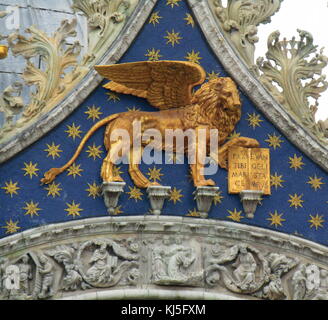 Le Lion de Venise orne la Cathédrale Basilique de Saint Marc à Venise, Italie. Il est le plus célèbre de la ville, églises et l'un des exemples les plus connus d'Italo-Byzantine l'architecture. Il se trouve à l'extrémité orientale de la Piazza San Marco Banque D'Images