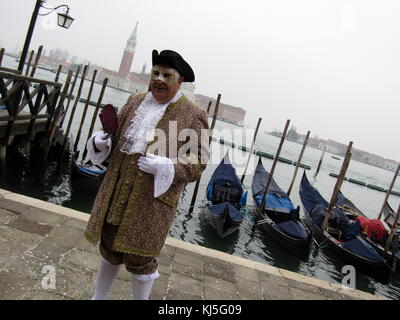 Présence en costume au Carnaval de Venise (Carnevale di Venezia), un festival annuel de Venise, Italie. A commencé à se souvenir d'une victoire de la 'Serenissima Repubblica' contre le patriarche d'Aquilée, dans l'année 1162. En l'honneur de cette victoire, le Banque D'Images