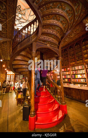 La célèbre bibliothèque de la Livraria Lello e Irmao, Porto, Portugal Banque D'Images