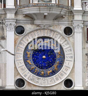 L'horloge de St Marc est le réveil situé dans la tour de l'horloge sur la Piazza San Marco à Venise, Italie, jouxtant les Procuratie Vecchie. La première horloge situé dans la tour a été construite et installée par Gian Paolo et Gian Carlo Rainieri, père et fils, entre 1496 et 1499, et a été l'un d'un certain nombre de grandes horloges astronomiques érigée dans toute l'Europe au cours de la 14e et 15e siècles. Banque D'Images