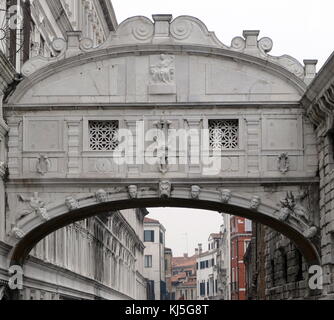 Le Pont des Soupirs (Italien : Ponte dei Sospiri) à Venise, Italie du nord. Le pont de calcaire blanc, dispose de fenêtres avec des barres de pierre, et passe sur le rio di Palazzo et relie la nouvelle prison (Prigioni Nuove) pour les salles d'interrogatoire au Palais des Doges. Il a été conçu par Antonio Contino (dont l'oncle Antonio da Ponte avait conçu le Pont du Rialto) et a été construit en 1600. Banque D'Images