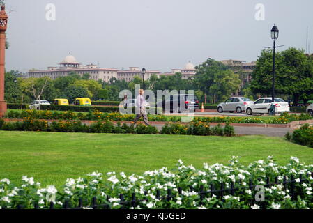 Vue de Rajpath Marg à la porte de l'Inde, Delhi, Inde. Rajpath (signifiant 'King's Way') est un boulevard de cérémonie à New Delhi, en Inde, qui s'exécute à partir de Rashtrapati Bhavan sur Raisina Hill par Vijay Chowk et porte de l'Inde vers le stade national. L'avenue est bordée des deux côtés par d'immenses pelouses, des canaux et des rangées d'arbres. Il a été conçu par Edward Lutyens Banque D'Images