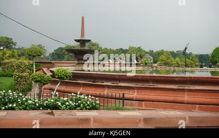 Vue de Rajpath Marg à la porte de l'Inde, Delhi, Inde. Rajpath (signifiant 'King's Way') est un boulevard de cérémonie à New Delhi, en Inde, qui s'exécute à partir de Rashtrapati Bhavan sur Raisina Hill par Vijay Chowk et porte de l'Inde vers le stade national. L'avenue est bordée des deux côtés par d'immenses pelouses, des canaux et des rangées d'arbres. Il a été conçu par Edward Lutyens Banque D'Images