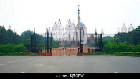 Le Rashtrapati Bhavan (Palais présidentiel), anciennement connu sous le nom de Maison du Vice-roi, est la résidence officielle du Président de l'Inde, situé à l'extrémité ouest de Rajpath à New Delhi, en Inde. Elle peut se référer uniquement à la Mansion (la 340-prix bâtiment principal) qui a la résidence officielle du président, halls, chambres et bureaux ; il peut aussi se référer à l'ensemble de 130 hectares (320 acres), Président d'une succession qui inclut en outre d'immenses jardins présidentielle (Mughal Gardens), Banque D'Images