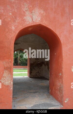 Jantar Mantar, à New Delhi, en Inde, se compose de 13 instruments d'astronomie d'architecture. Construit par le Maharaja Jai Singh II de Jaipur, à partir de 1723, comme il a été donné par l'empereur moghol Muhammad Shah la tâche de réviser le calendrier et les tables astronomiques. Le but principal de l'observatoire est de dresser tables astronomiques, et de prévoir les temps et les mouvements du soleil, de la lune et des planètes. Banque D'Images