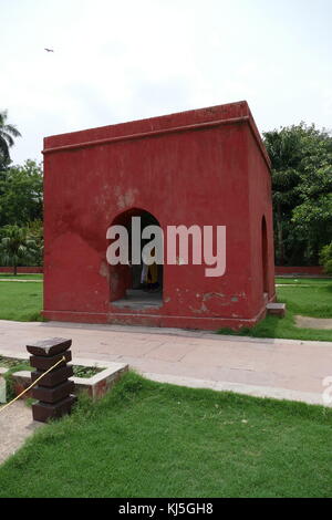 Jantar Mantar, à New Delhi, en Inde, se compose de 13 instruments d'astronomie d'architecture. Construit par le Maharaja Jai Singh II de Jaipur, à partir de 1723, comme il a été donné par l'empereur moghol Muhammad Shah la tâche de réviser le calendrier et les tables astronomiques. Le but principal de l'observatoire est de dresser tables astronomiques, et de prévoir les temps et les mouvements du soleil, de la lune et des planètes. Banque D'Images