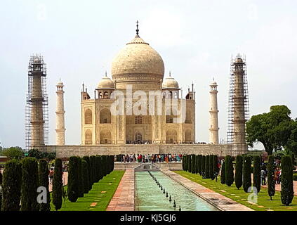 Le Taj Mahal (palais de la Couronne), mausolée en marbre blanc ivoire sur la rive sud de la rivière Yamuna dans la ville indienne d'Agra. Elle a été commandée en 1632 par l'empereur moghol, Shah Jahan (qui régna de 1628-1658), maison à la tombe de son épouse favorite, Mumtaz Mahal. Banque D'Images