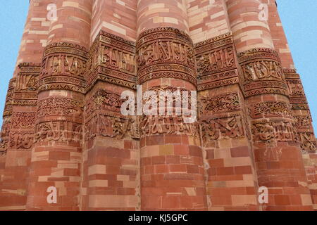 Qutab Minar est un minaret qui fait partie de la complexe Qutb, Site du patrimoine mondial de l'UNESCO dans le domaine de (dépêche écrite Delhi, Inde. Faite de grès rouge et du marbre, Qutb Minar est un 73-mètres (240 pieds) de hauteur tour effilée de cinq étages, avec un 14,3 mètres (47 pieds) de diamètre de base, la réduction de 2,7 mètres (9 pieds) au sommet. Il contient un escalier en colimaçon de 379 marches. Qutb al-Din Aibak, fondateur de la Delhi Sultanat, commence la construction de la première histoire du Qutab Minar autour de 1192. En 1220, le successeur d'Aibak et gendre Iltutmish a réalisé trois histoires. En 1369, la foudre a frappé Banque D'Images