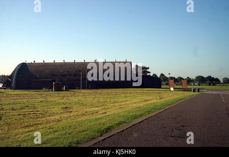 RAF Upper Heyford était une station de la Royal Air Force, situé à 5 miles (8 km) au nord-ouest de Bicester, Oxfordshire, Angleterre. La station a été utilisée pour la première fois par le Royal Flying Corps en 1916 mais n'a pas été mis en service pour le vol jusqu'à juillet 1918 par la Royal Air Force. Au cours de l'entre-deux guerres et jusqu'à la fin de la Seconde Guerre mondiale jusqu'à 1950 Upper Heyford était utilisé principalement comme un centre de formation. Pendant la guerre froide, Upper Heyford initialement servi comme base pour United States Air Force Strategic Air Command (SAC) et les bombardiers stratégiques plus tard United States Air Forces in Europe (USAFE) tactical reconnai Banque D'Images