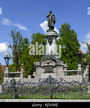 Statue commémorant à Varsovie, Bernard Adam Mickiewicz (1798 - 1855) poète national polonais. Banque D'Images