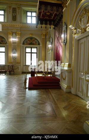 Senatorska Sala (la Chambre du Sénat) dans l'ancien Palais Royal, Varsovie, Pologne. C'est ici que la Chambre haute du parlement polonais utilisé pour s'asseoir dans les années 1742-1831. Ici aussi, la Constitution de Mai 3,1791 a été passée dans la première loi européenne moderne régissant le système de gouvernement. La décoration intérieure de la Chambre a été reconstruit sur la base de dessins conservés dans les archives d'état de Dresde (le décor peint est l'œuvre d'Andrzej Bertrandt). Banque D'Images