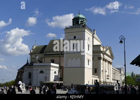 L'église Sainte-Anne (Sw. Anny) est une église dans le centre historique de Varsovie, Pologne, à côté de la Place du Château. Elle a une façade néoclassique, et haut-intérieur baroque . L'église compte parmi les plus anciens bâtiments de Varsovie. Au fil du temps, il a connu de nombreuses reconstructions, entraînant dans son apparence actuelle, inchangée depuis 1788 Banque D'Images