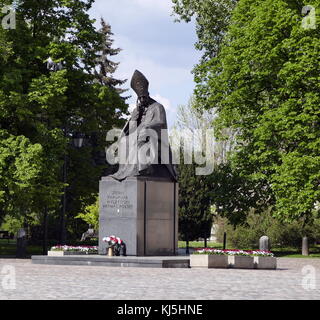 Statue de Stefan Wyszynski (1901 - 1981) à Varsovie, Pologne. le Cardinal Stefan Wyszynski était un Prélat de l'Église catholique romaine. évêque de Lublin de 1946 à 1948, archevêque de Varsovie et l'archevêque de Gniezno de 1948 à 1981. De nombreux qu'il était l'incontestable leader de la nation polonaise (le roi sans couronne de Pologne), en opposition à la gouvernement totalitaire. Il est aussi crédité pour la survie de la Chrétienté polonaise face à la répression et à la persécution pendant le règne de la 1945-1989 régime communiste. Banque D'Images