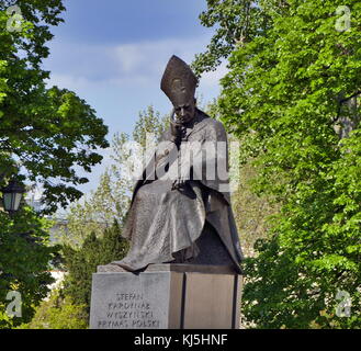 Statue de Stefan Wyszynski (1901 - 1981) à Varsovie, Pologne. le Cardinal Stefan Wyszynski était un Prélat de l'Église catholique romaine. évêque de Lublin de 1946 à 1948, archevêque de Varsovie et l'archevêque de Gniezno de 1948 à 1981. De nombreux qu'il était l'incontestable leader de la nation polonaise (le roi sans couronne de Pologne), en opposition à la gouvernement totalitaire. Il est aussi crédité pour la survie de la Chrétienté polonaise face à la répression et à la persécution pendant le règne de la 1945-1989 régime communiste. Banque D'Images