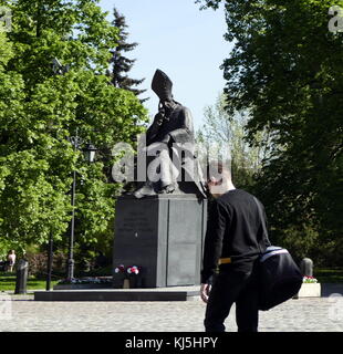 Statue de Stefan Wyszynski (1901 - 1981) à Varsovie, Pologne. le Cardinal Stefan Wyszynski était un Prélat de l'Église catholique romaine. évêque de Lublin de 1946 à 1948, archevêque de Varsovie et l'archevêque de Gniezno de 1948 à 1981. De nombreux qu'il était l'incontestable leader de la nation polonaise (le roi sans couronne de Pologne), en opposition à la gouvernement totalitaire. Il est aussi crédité pour la survie de la Chrétienté polonaise face à la répression et à la persécution pendant le règne de la 1945-1989 régime communiste. Banque D'Images