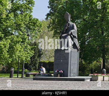 Statue de Stefan Wyszynski (1901 - 1981) à Varsovie, Pologne. le Cardinal Stefan Wyszynski était un Prélat de l'Église catholique romaine. évêque de Lublin de 1946 à 1948, archevêque de Varsovie et l'archevêque de Gniezno de 1948 à 1981. De nombreux qu'il était l'incontestable leader de la nation polonaise (le roi sans couronne de Pologne), en opposition à la gouvernement totalitaire. Il est aussi crédité pour la survie de la Chrétienté polonaise face à la répression et à la persécution pendant le règne de la 1945-1989 régime communiste. Banque D'Images