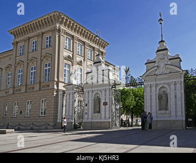 Entrée principale sur Krakowskie Przedmie ?cie à l'Université de Varsovie (Uniwersytet Warszawski), fondée en 1816, est la plus grande université[6] en Pologne Banque D'Images