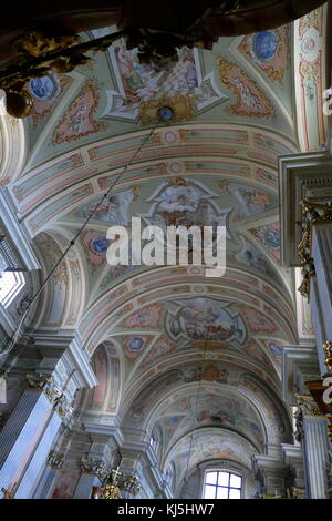 L'église Sainte-Anne (Sw. Anny) est une église dans le centre historique de Varsovie, Pologne, à côté de la Place du Château. Elle a une façade néoclassique, et haut-intérieur baroque . L'église compte parmi les plus anciens bâtiments de Varsovie. Au fil du temps, il a connu de nombreuses reconstructions, entraînant dans son apparence actuelle, inchangée depuis 1788 Banque D'Images