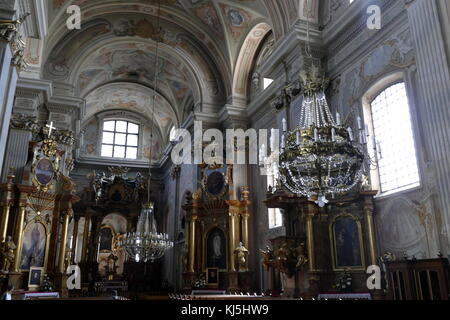 L'église Sainte-Anne (Sw. Anny) est une église dans le centre historique de Varsovie, Pologne, à côté de la Place du Château. Elle a une façade néoclassique, et haut-intérieur baroque . L'église compte parmi les plus anciens bâtiments de Varsovie. Au fil du temps, il a connu de nombreuses reconstructions, entraînant dans son apparence actuelle, inchangée depuis 1788 Banque D'Images